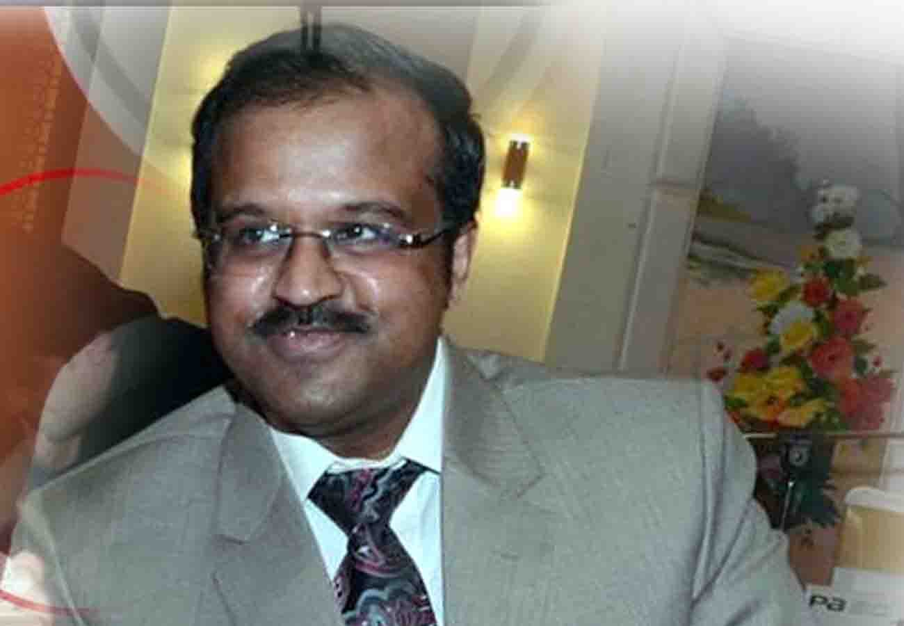 Shoe attack on politician in Press Conference by kanpur doctor