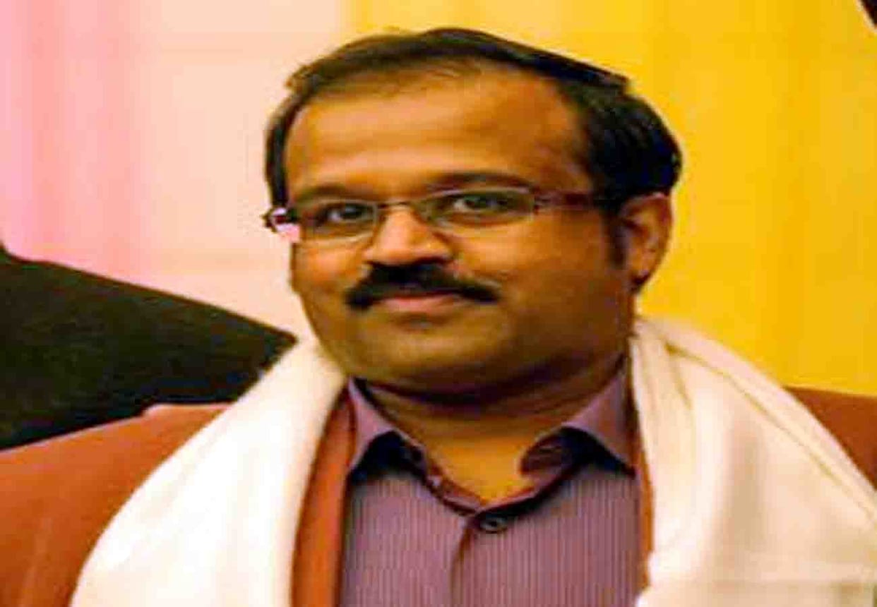 Shoe attack on politician in Press Conference by kanpur doctor named bhargav