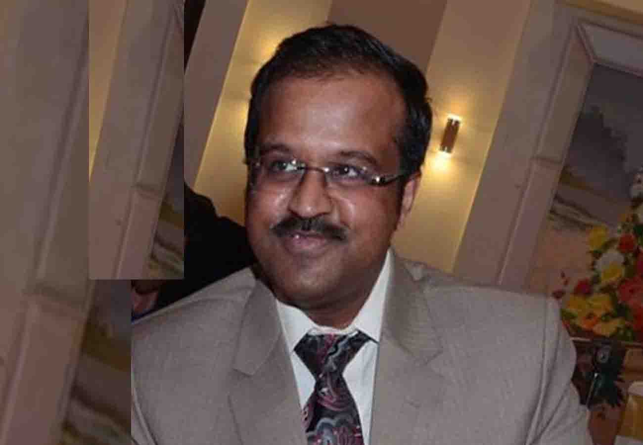 Shoe attack on politician in Press Conference by kanpur doctor named bhargav