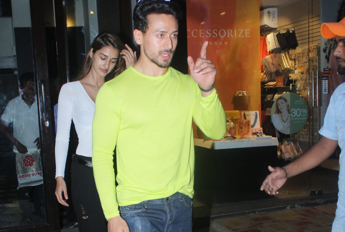 tiger shroff and Disha Patani spotted at dinner in mumbai