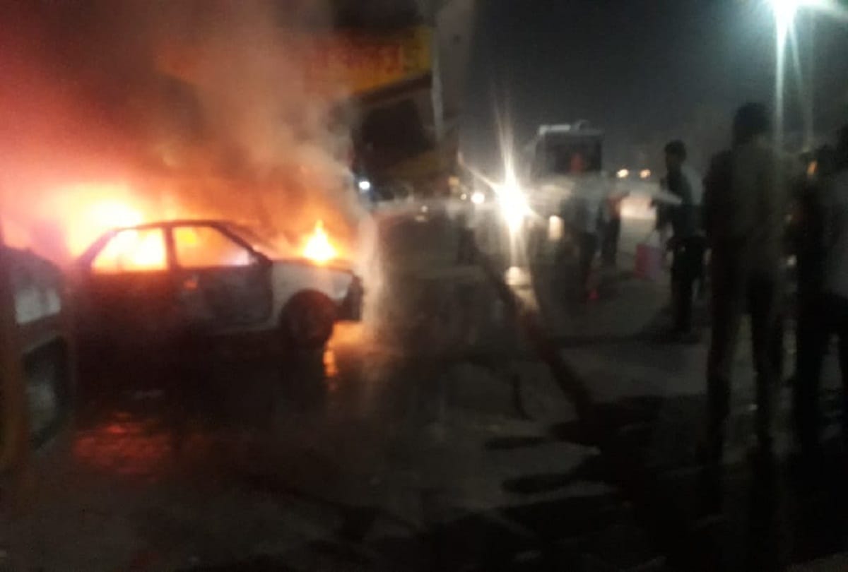 fire in four vehicles in front of Madiyaon police station in lucknow