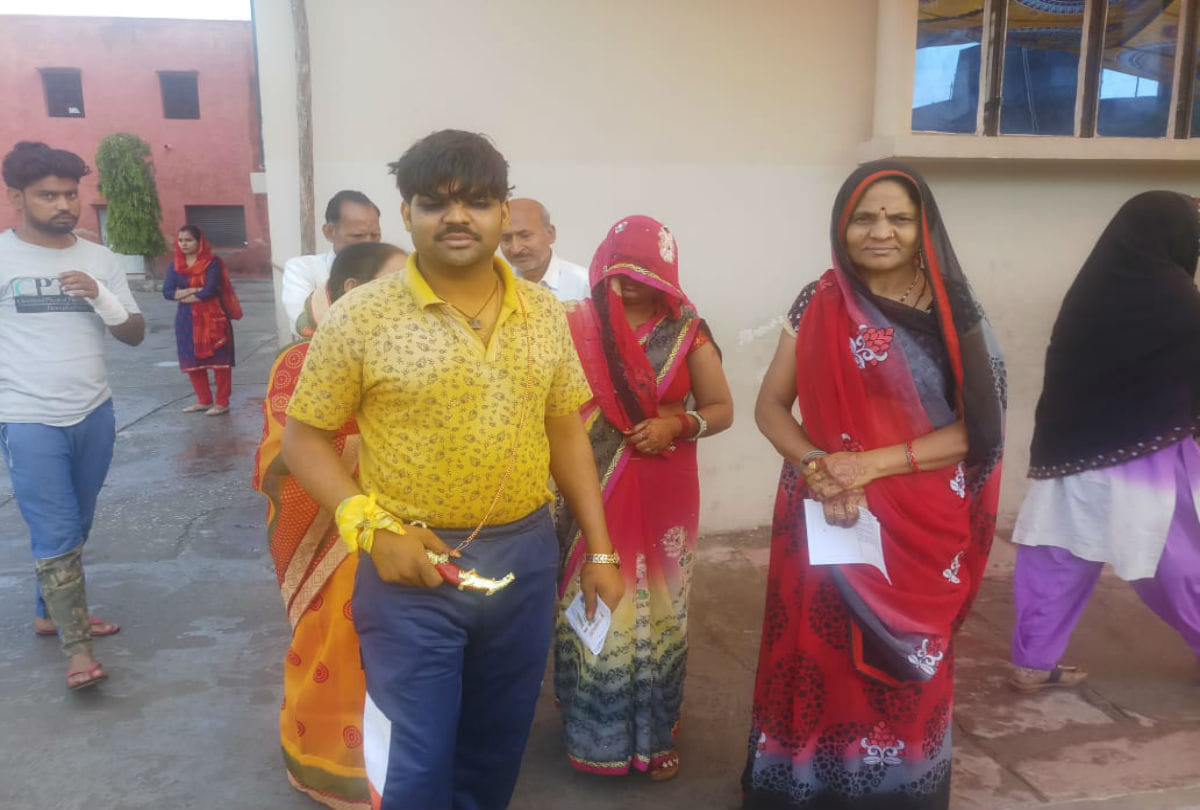 Agra Lok Sabha Election 2019 Live Voting bride groom casts vote Agra News Update Today