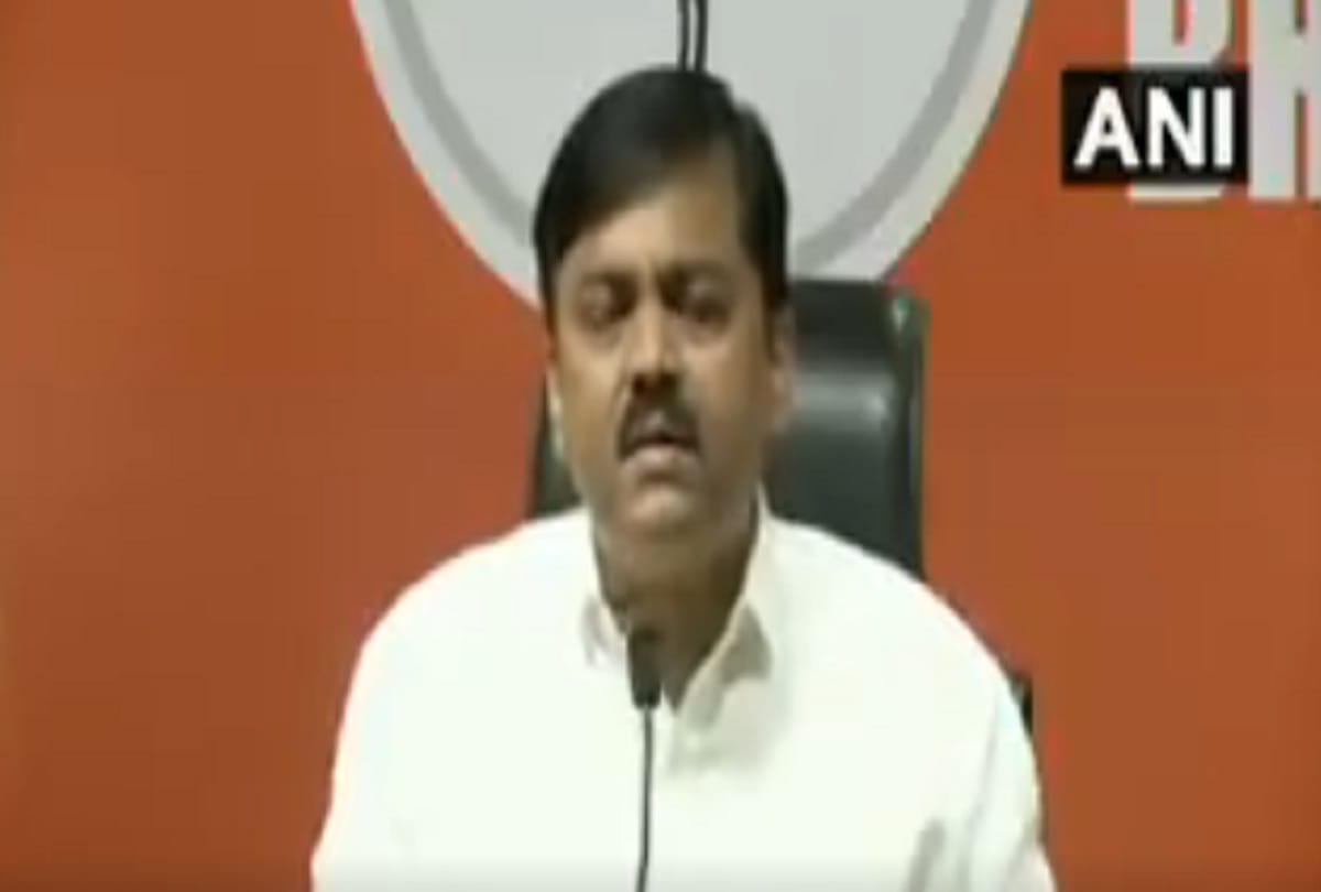 man who hurled shoe at BJP MP GVL Narasimha Rao has been let off by Delhi Police 