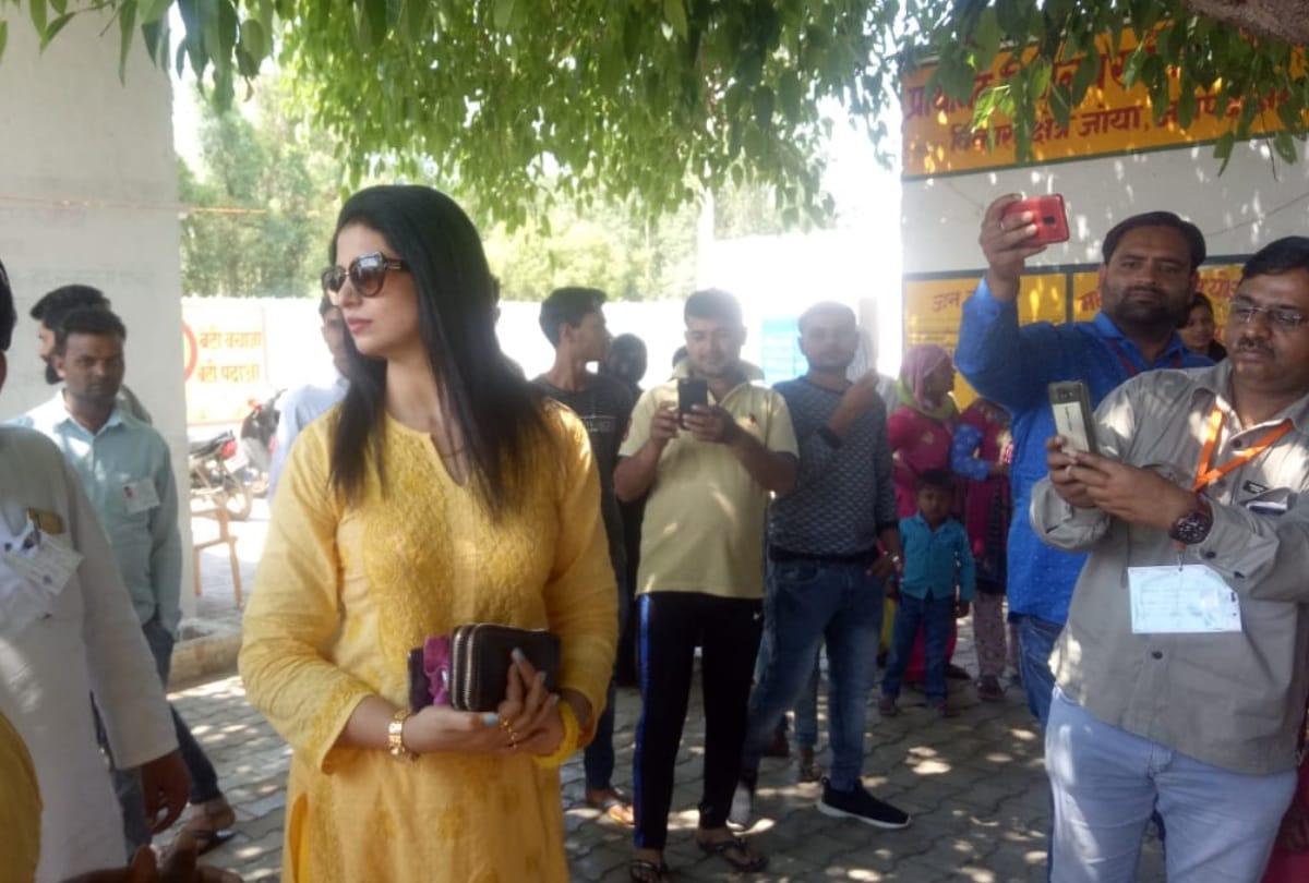 lok sabha elections 2019 cricketer mohammed shami wife hasin jahan vote says good luck team india