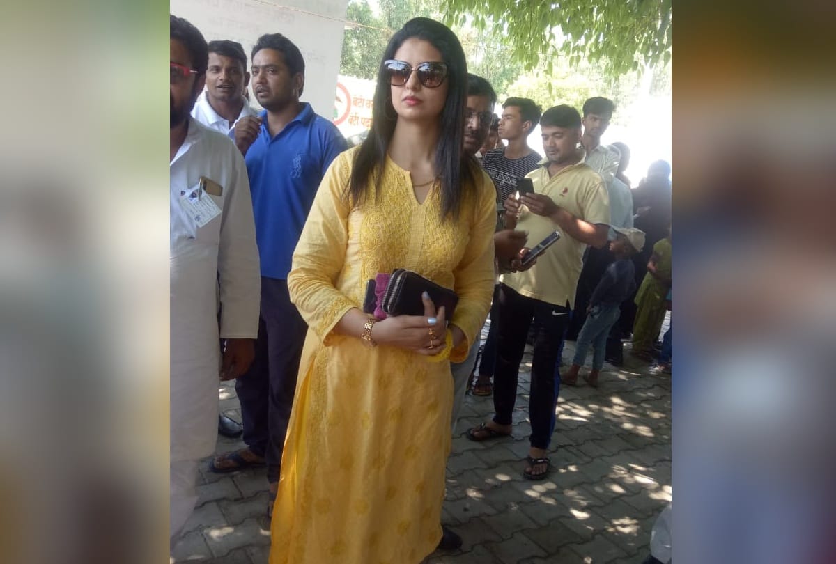 lok sabha elections 2019 cricketer mohammed shami wife hasin jahan vote says good luck team india