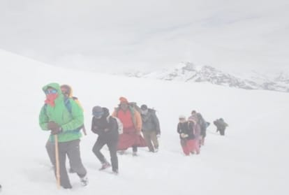 8 school children crossed Rohtang Pass with parents