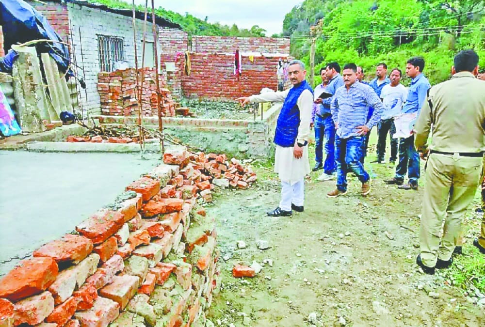 Mayor sunil uniyal gama angry to see Encroachment in dehradun 