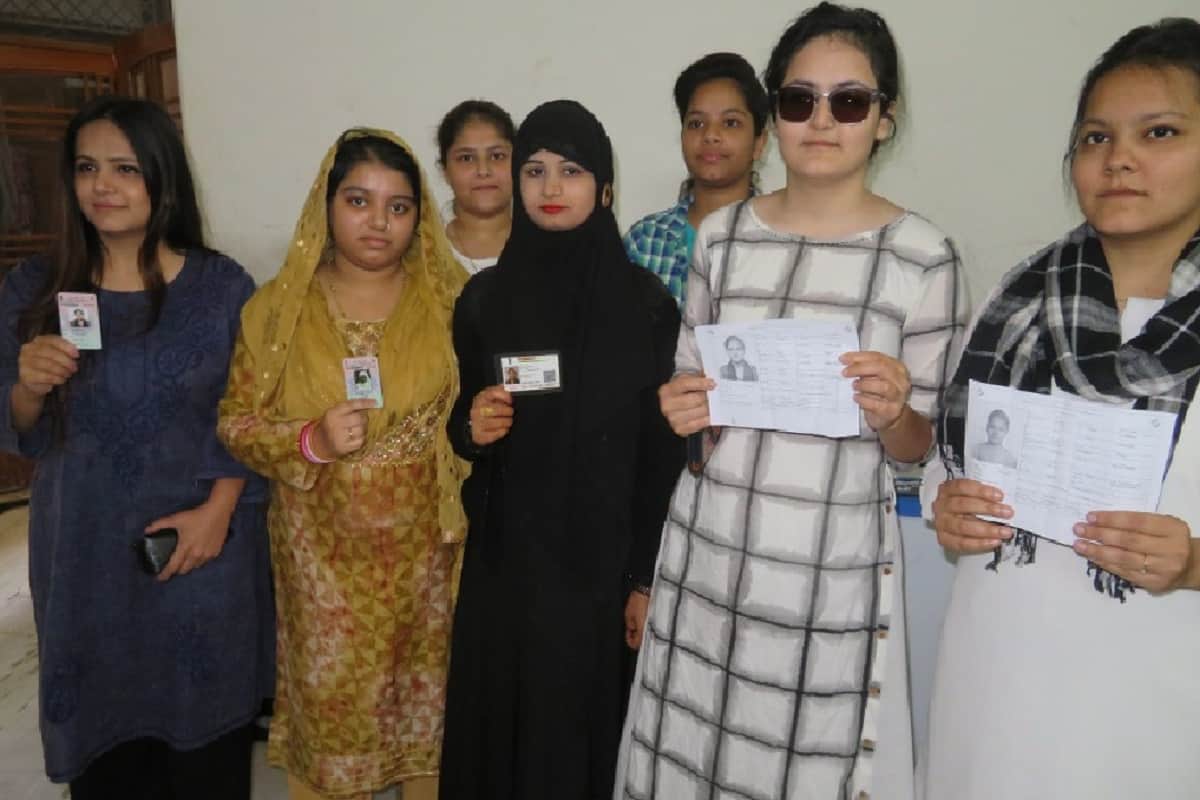 Lok Sabha Elections 2019, Polling was ended in Bijnor, youth voting with selfies