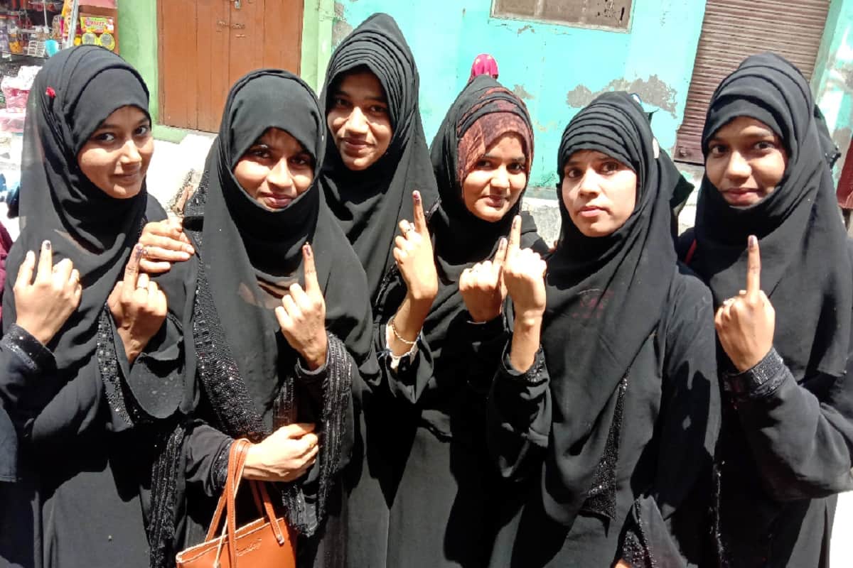 Lok Sabha Elections 2019, Polling was ended in Bijnor, youth voting with selfies