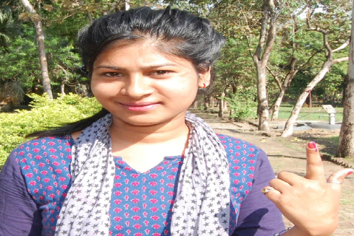 Lok Sabha Elections 2019, Polling was ended in Bijnor, youth voting with selfies