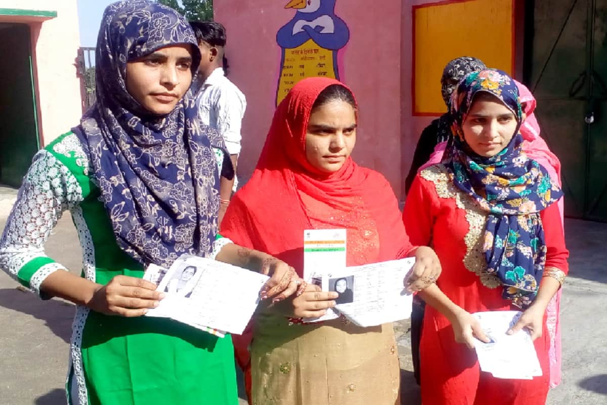 Lok Sabha Elections 2019, Polling was ended in Bijnor, youth voting with selfies
