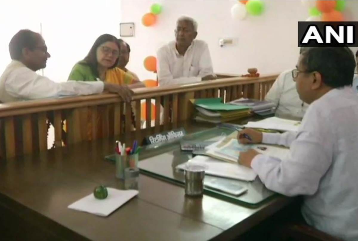 lok sabha election 2019 : maneka gandhi to file nomination from sultanpur