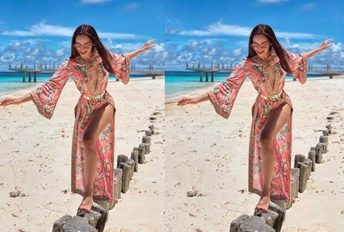 Manushi Chhillar sizzling photoshoot in backless floral monokini