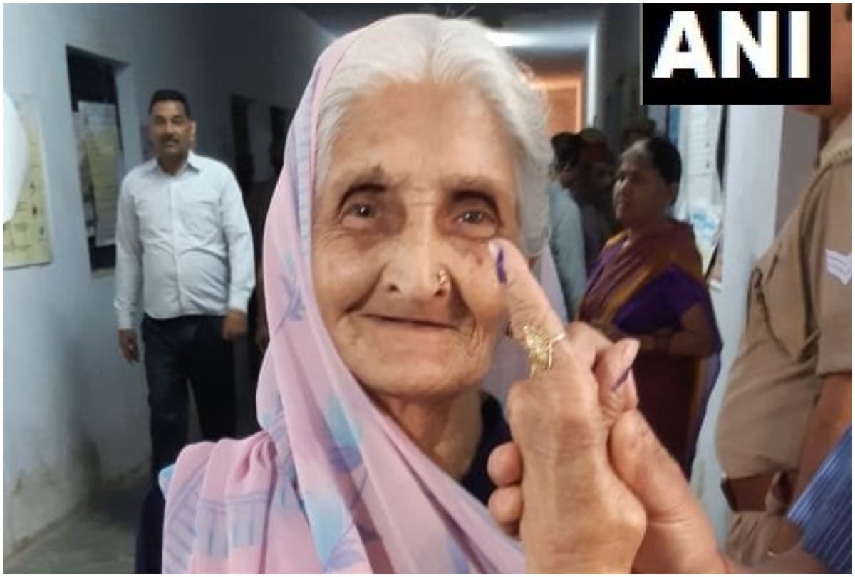Lok Sabha Chunav 2019: Aligarh shows various pictures of pollling stations