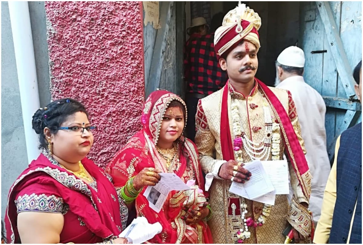 Lok Sabha Chunav 2019: Aligarh shows various pictures of pollling stations