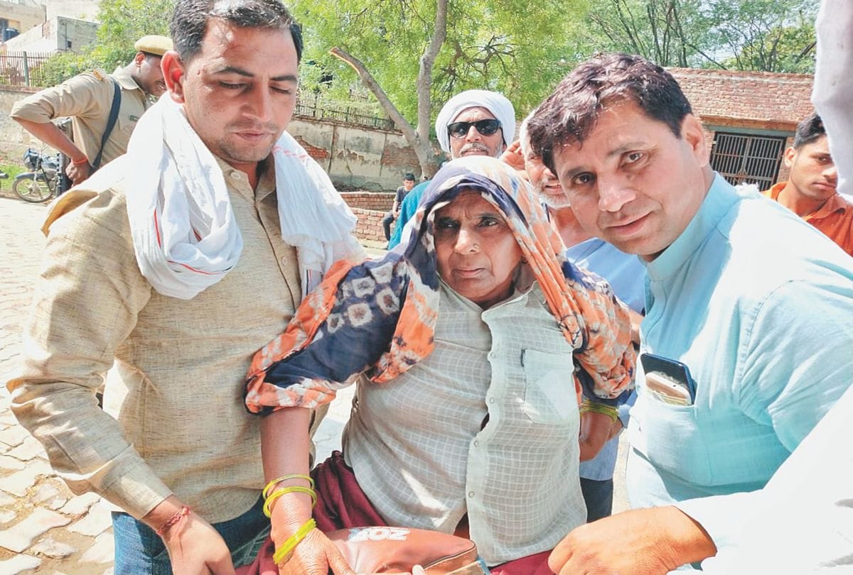 Agra Lok Sabha Election 2019 Live Voting divyang and old age voters caste vote
