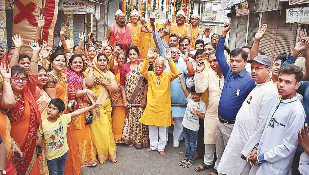 भगवान महावीर के रथ बरसे फूल, झूमे श्रद्धालु