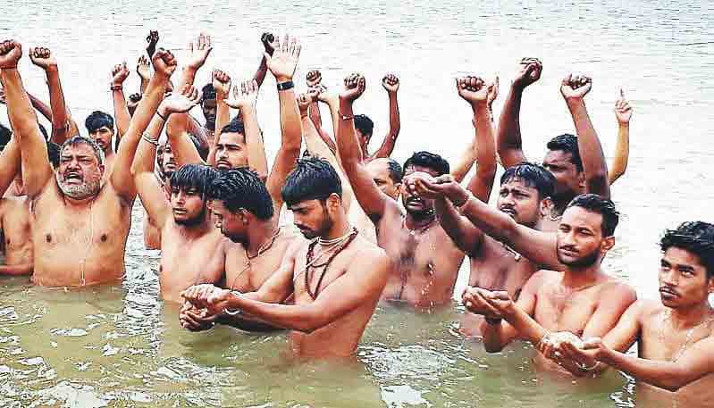 धारा मोड़ने की योजना का राप्ती में उतरकर विरोध