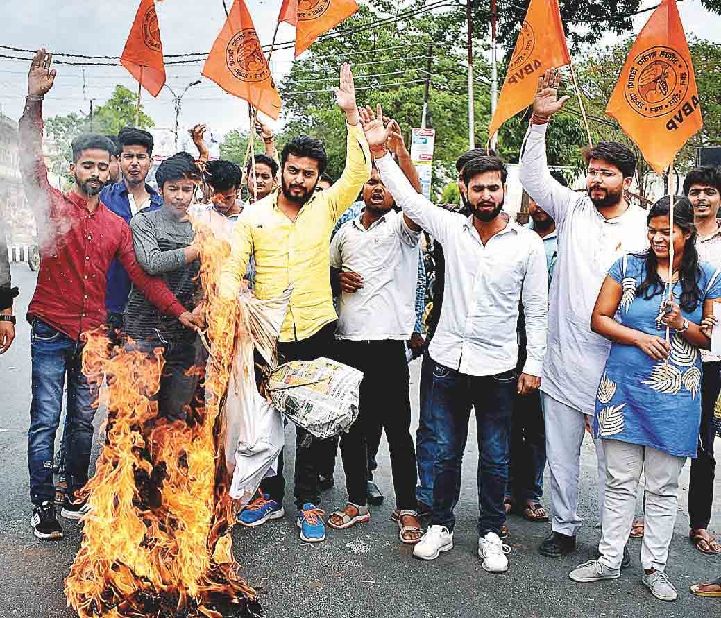 एबीवीपी कार्यकर्ताओं ने आजम का पुतला फूंका