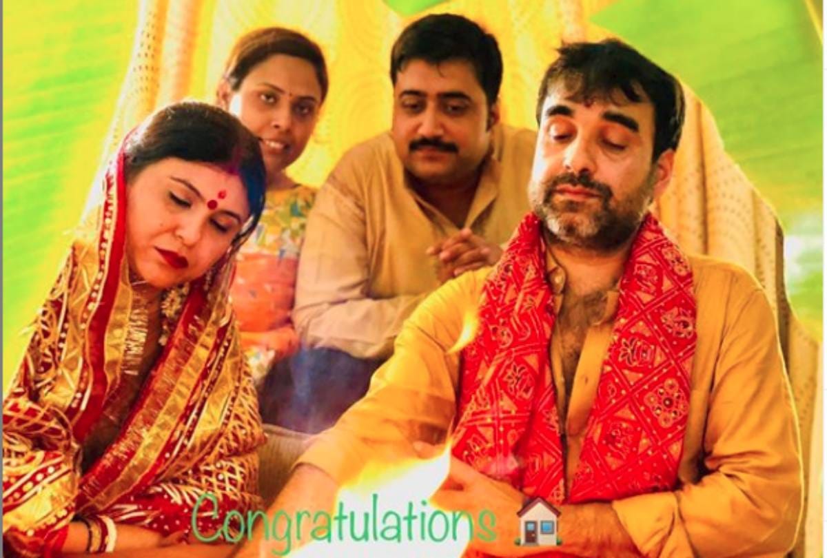 pankaj triapthi griha pravesh pooja with wife mridula tripathi in his new house madh island