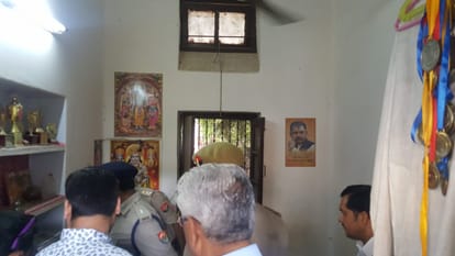 Prayagraj: Raids in hostels for the second day, illegal possession found in 91 rooms