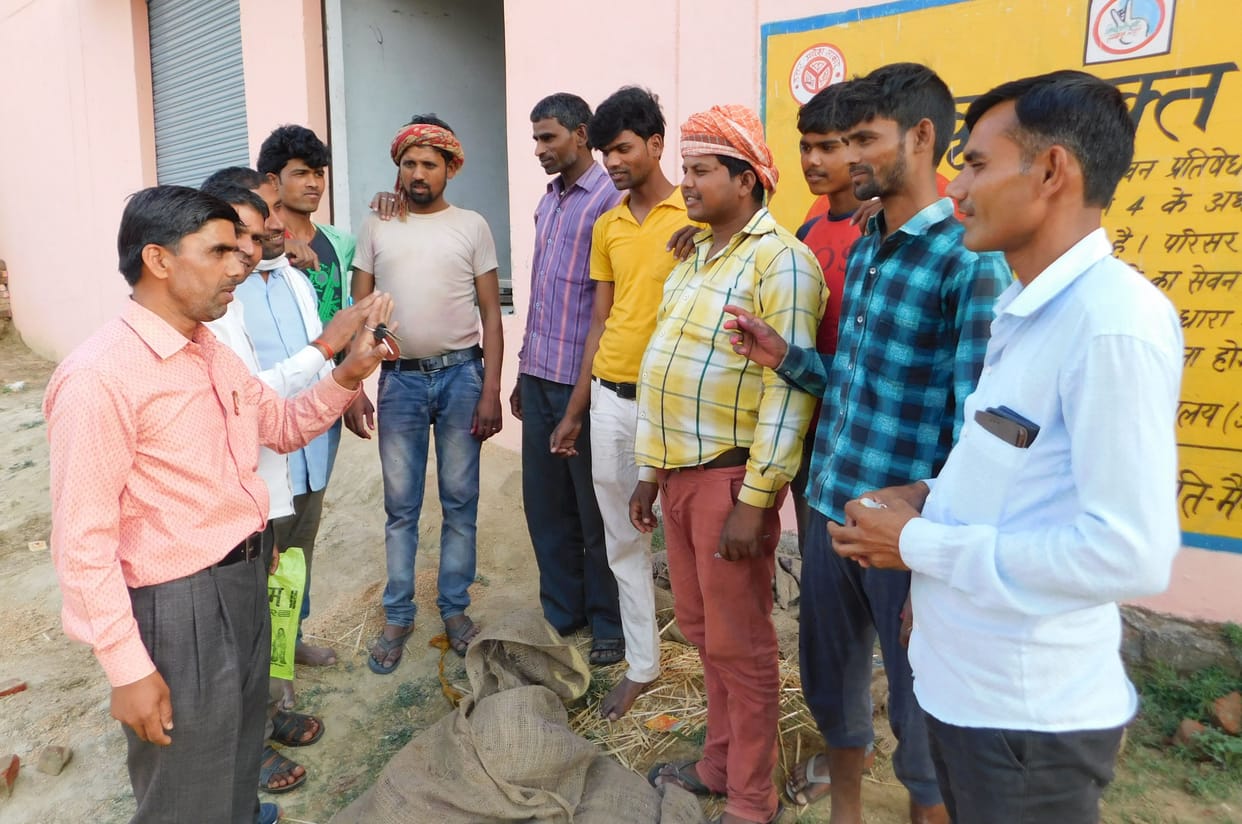 प्रत्याशी के नाम पर चुप्पी, पार्टी के नाम पर खुलकर  चर्चा