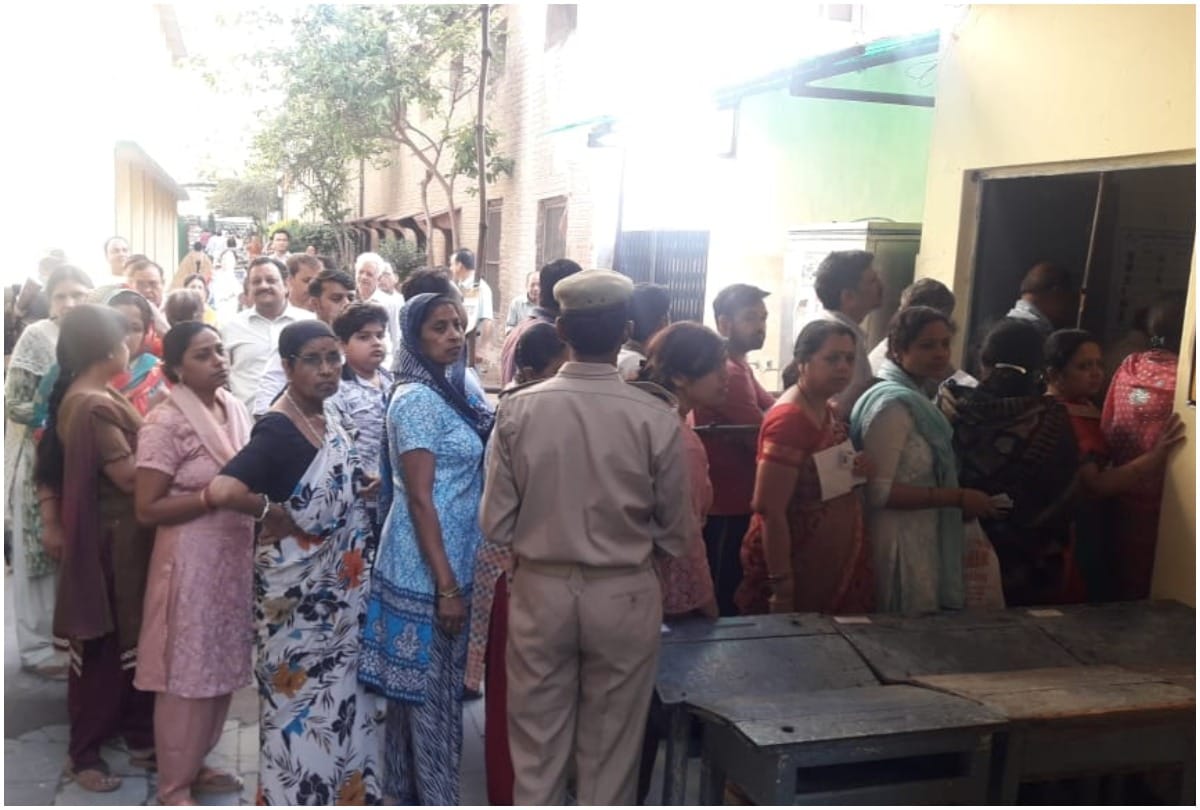 Lok Sabha Chunav 2019: Aligarh shows various pictures of pollling stations