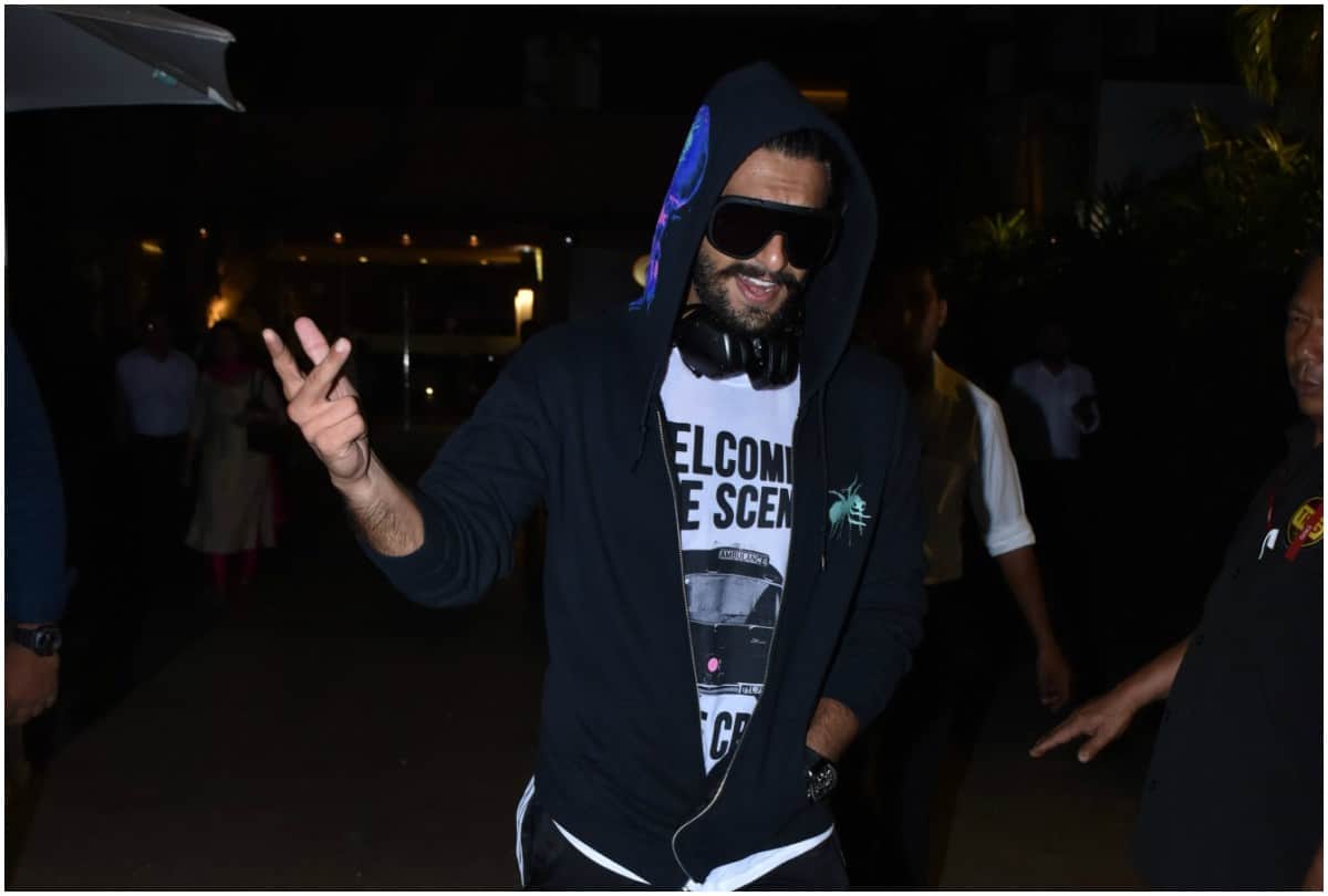 Ranveer Singh spotted outside Bandra club with fans in Mumbai