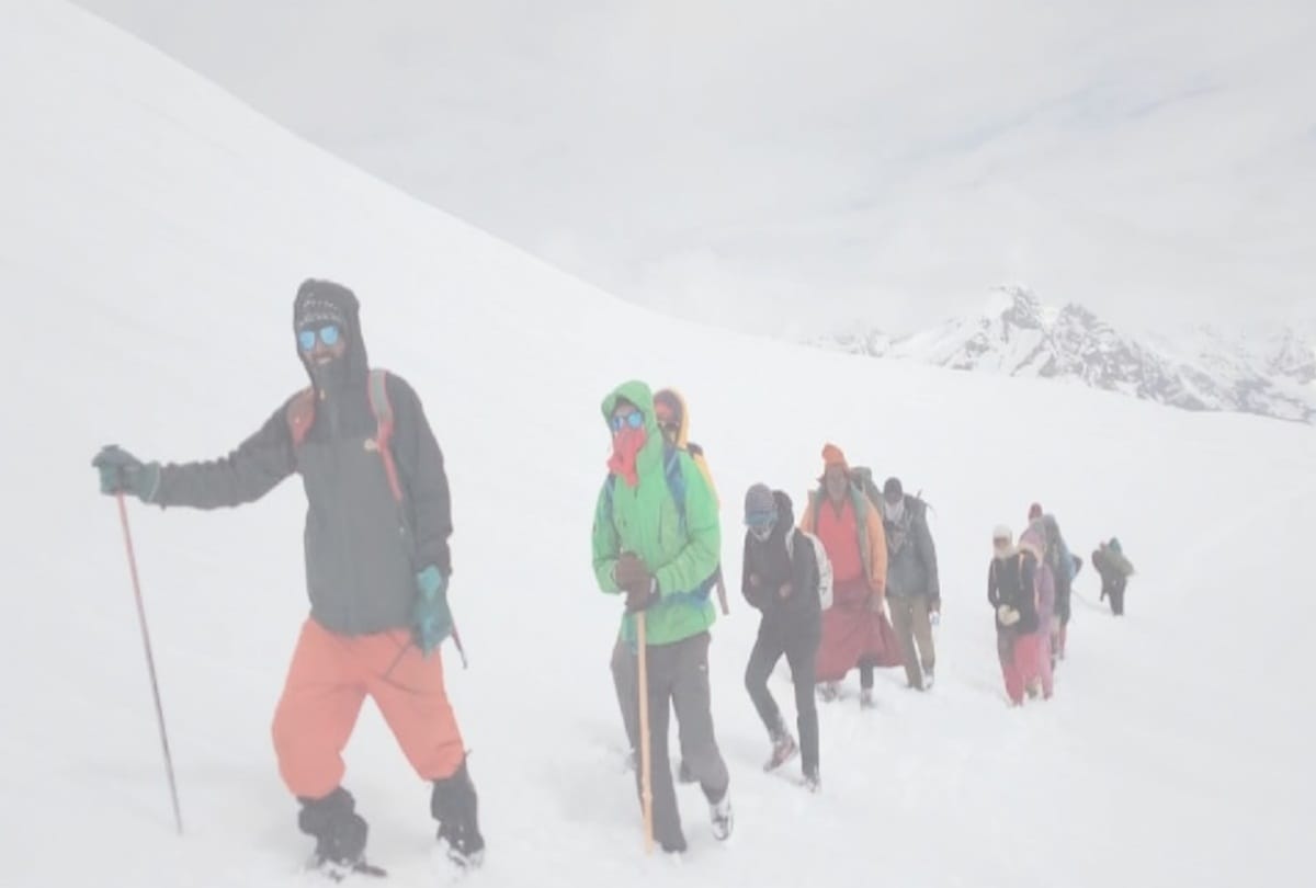 8 school children crossed Rohtang Pass with parents