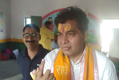 Mathura Lok Sabha Election 2019 Live UP Cabinet Minister Srikant Sharma casts his vote