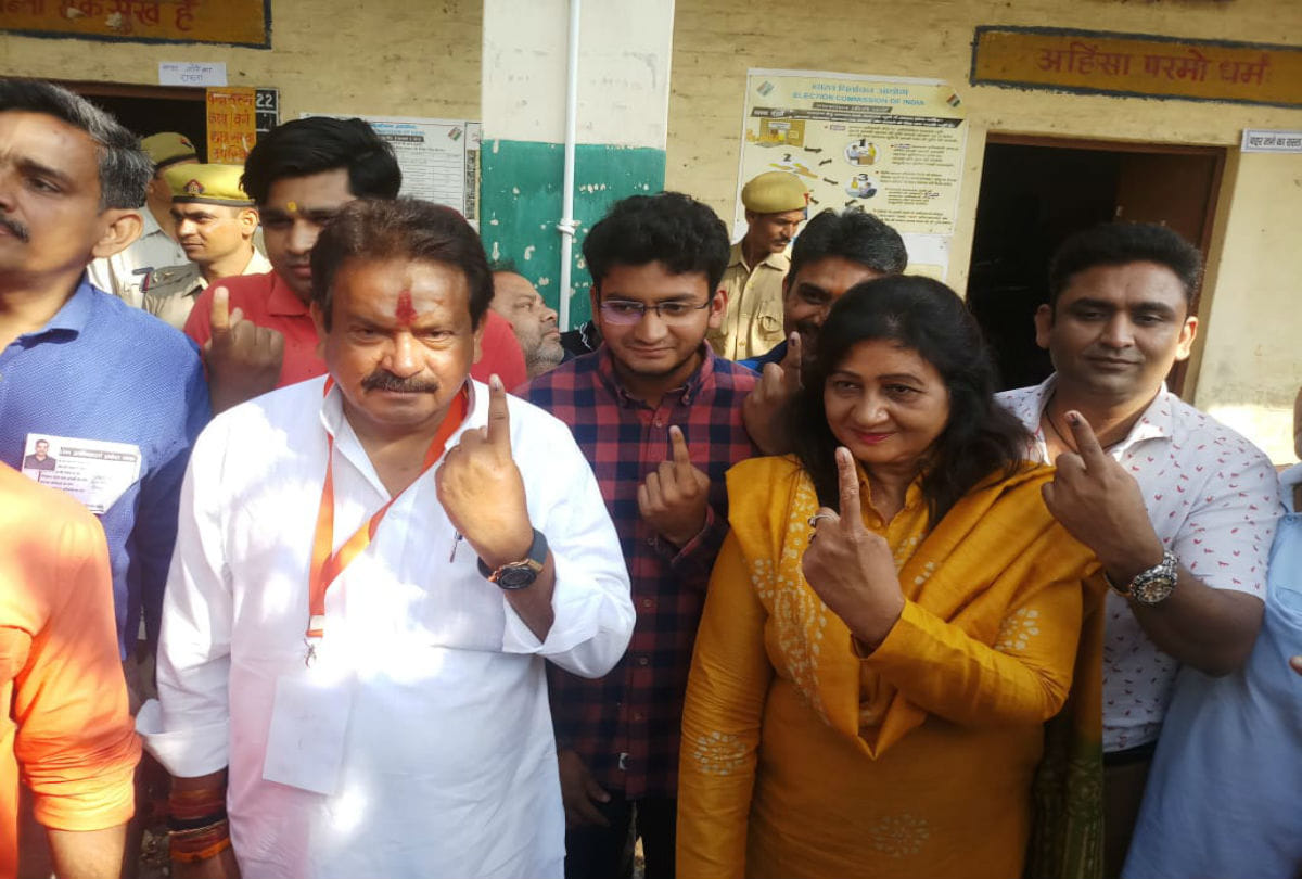 Mathura Lok Sabha Election 2019 Live UP Cabinet Minister Srikant Sharma casts his vote