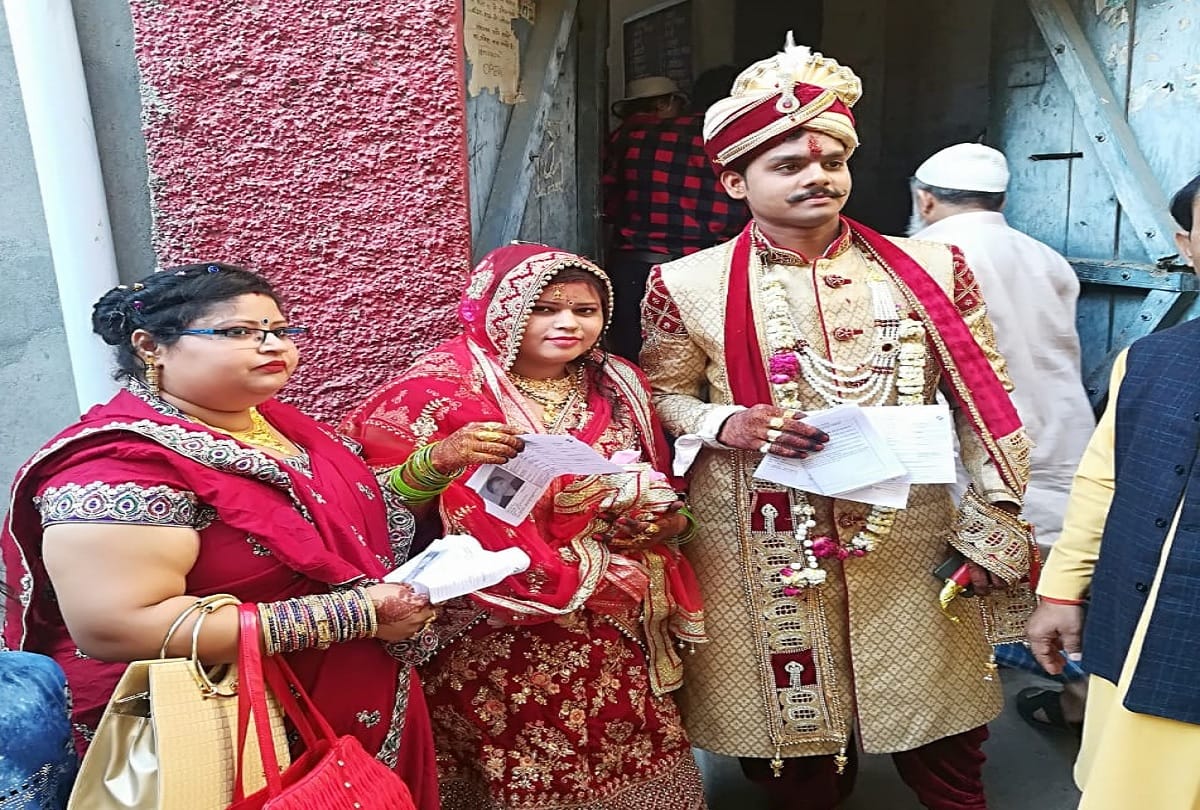 lok sabha chunav bride first voted before his farewell in aligarh