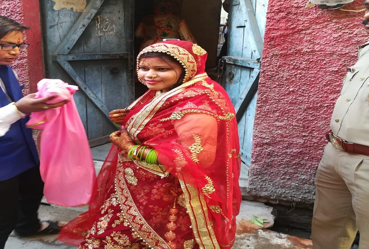 lok sabha chunav bride first voted before his farewell in aligarh