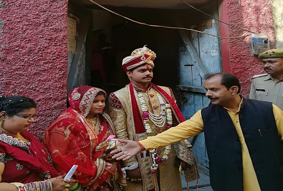 lok sabha chunav bride first voted before his farewell in aligarh