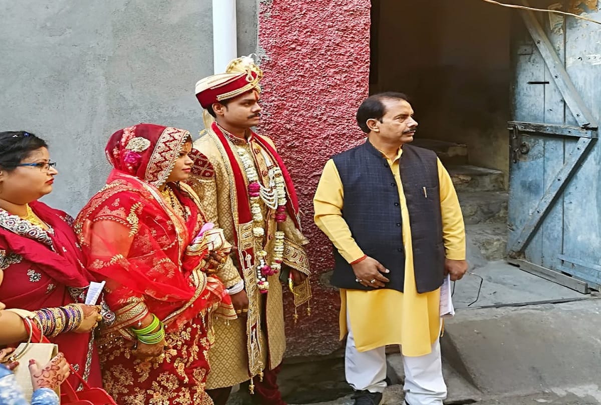 lok sabha chunav bride first voted before his farewell in aligarh