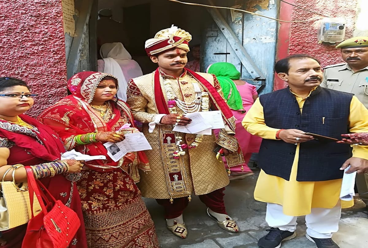 lok sabha chunav bride first voted before his farewell in aligarh