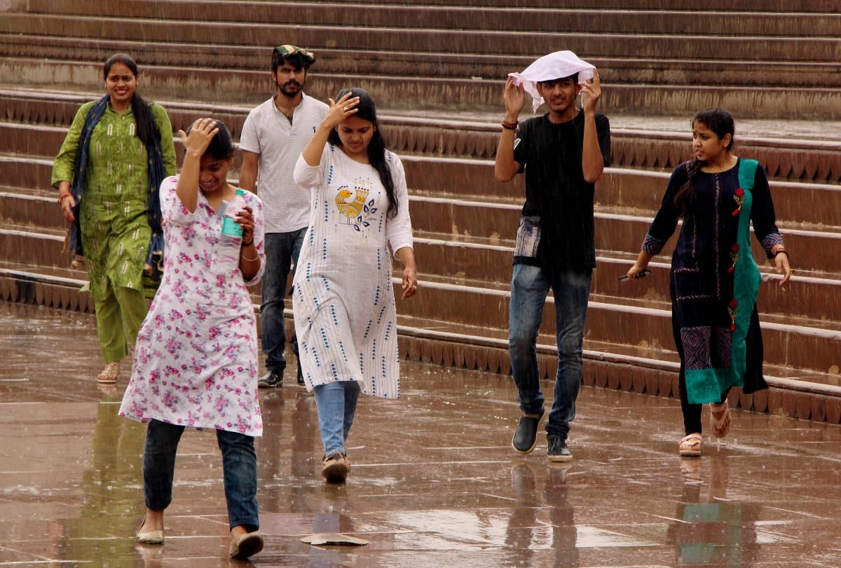 Temperature dips in Delhi after wind and rain