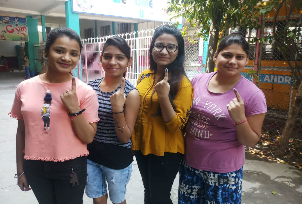 Agra Lok Sabha Election 2019 Live Voting bride groom casts vote Agra News Update Today