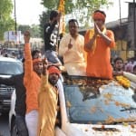 भाजपा प्रत्याशी रवि किशन गोरखपुर में चुनाव प्रचार करते हुए