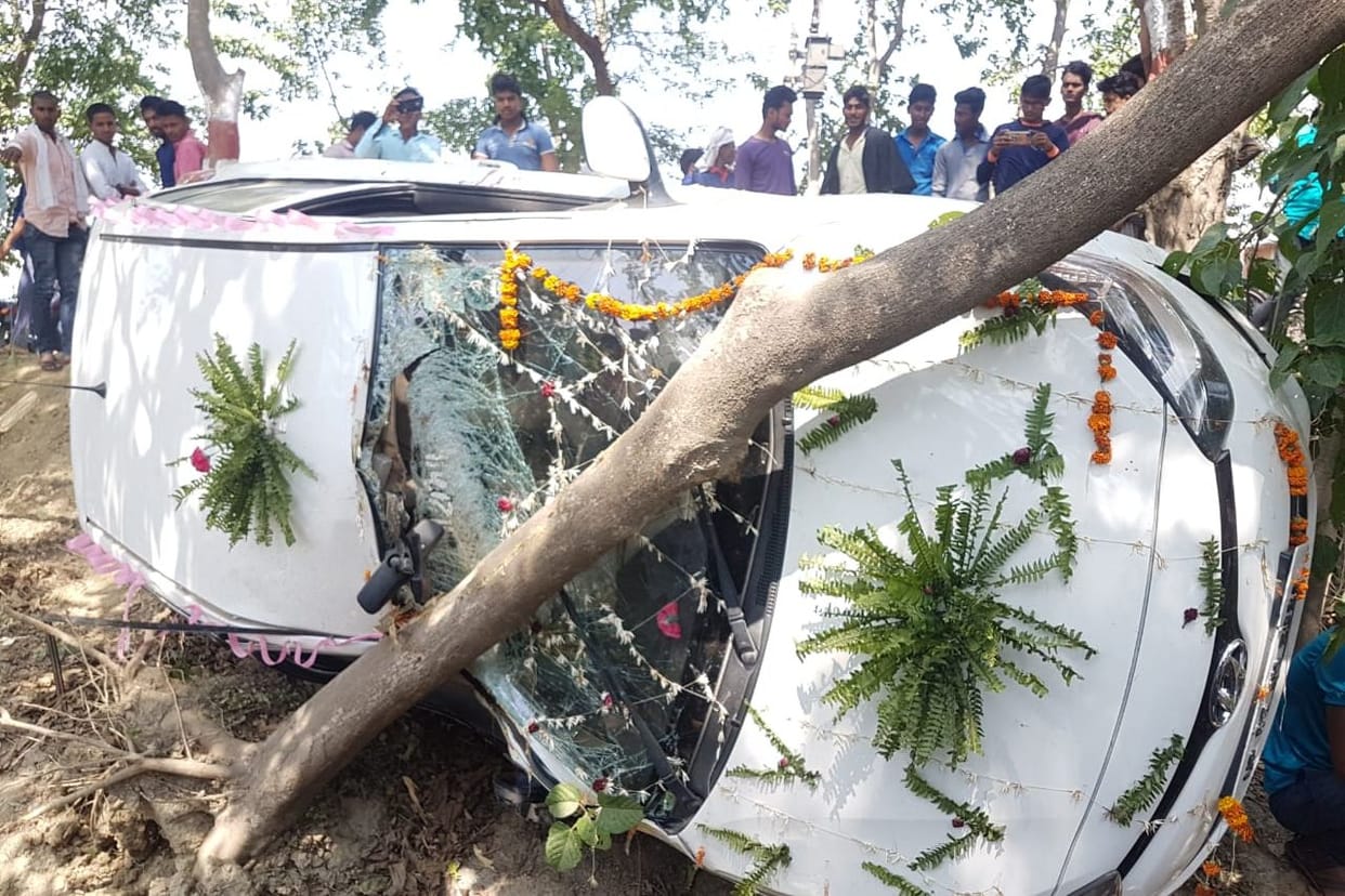 हादसे में गाड़ी के उड़े परखच्चे, दूल्हा दुल्हन सुरक्षित
