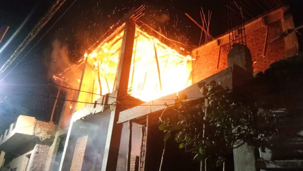 बिहारीपुर कहरवान में निर्माणाधीन भवन में दूसरी मंजिल तक लगी आग, हड़कंप