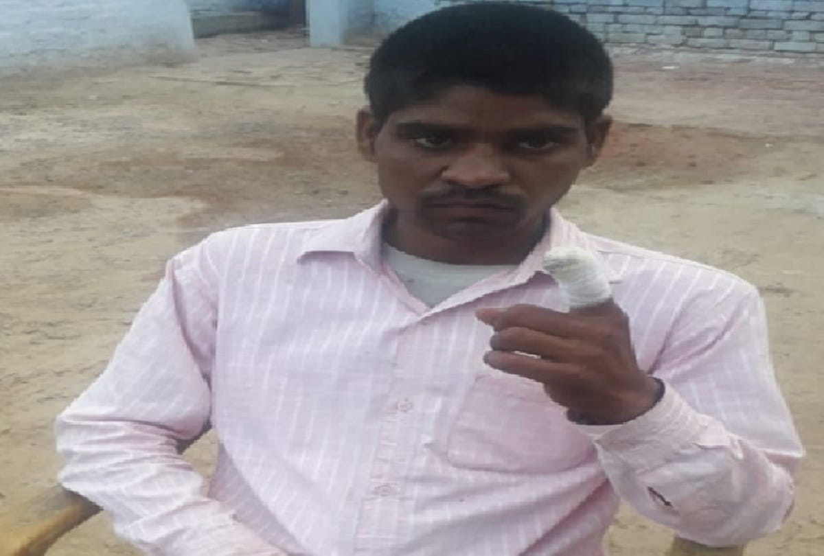 man chops off his finger after cast vote for  BJP in place of bsp by mistake
