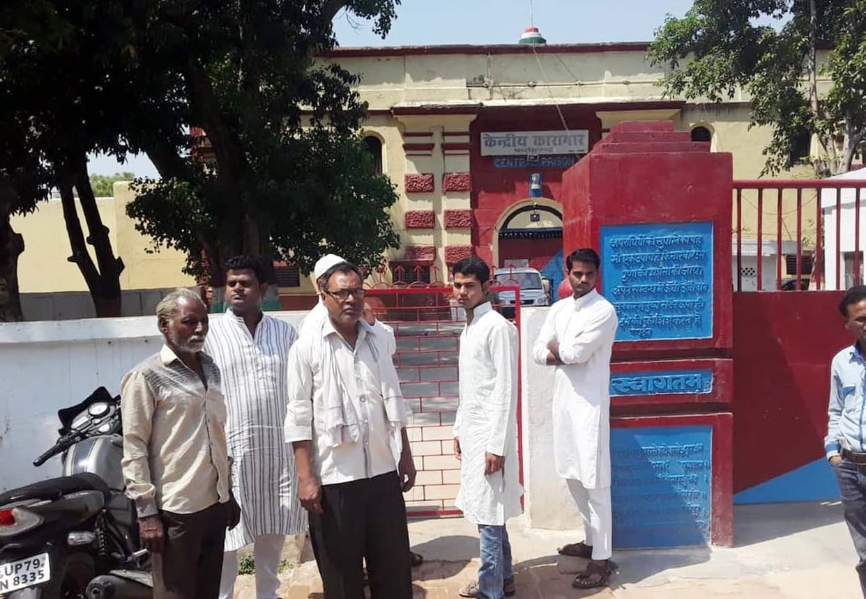 prisoner committed suicide in jail in farrukhabad
