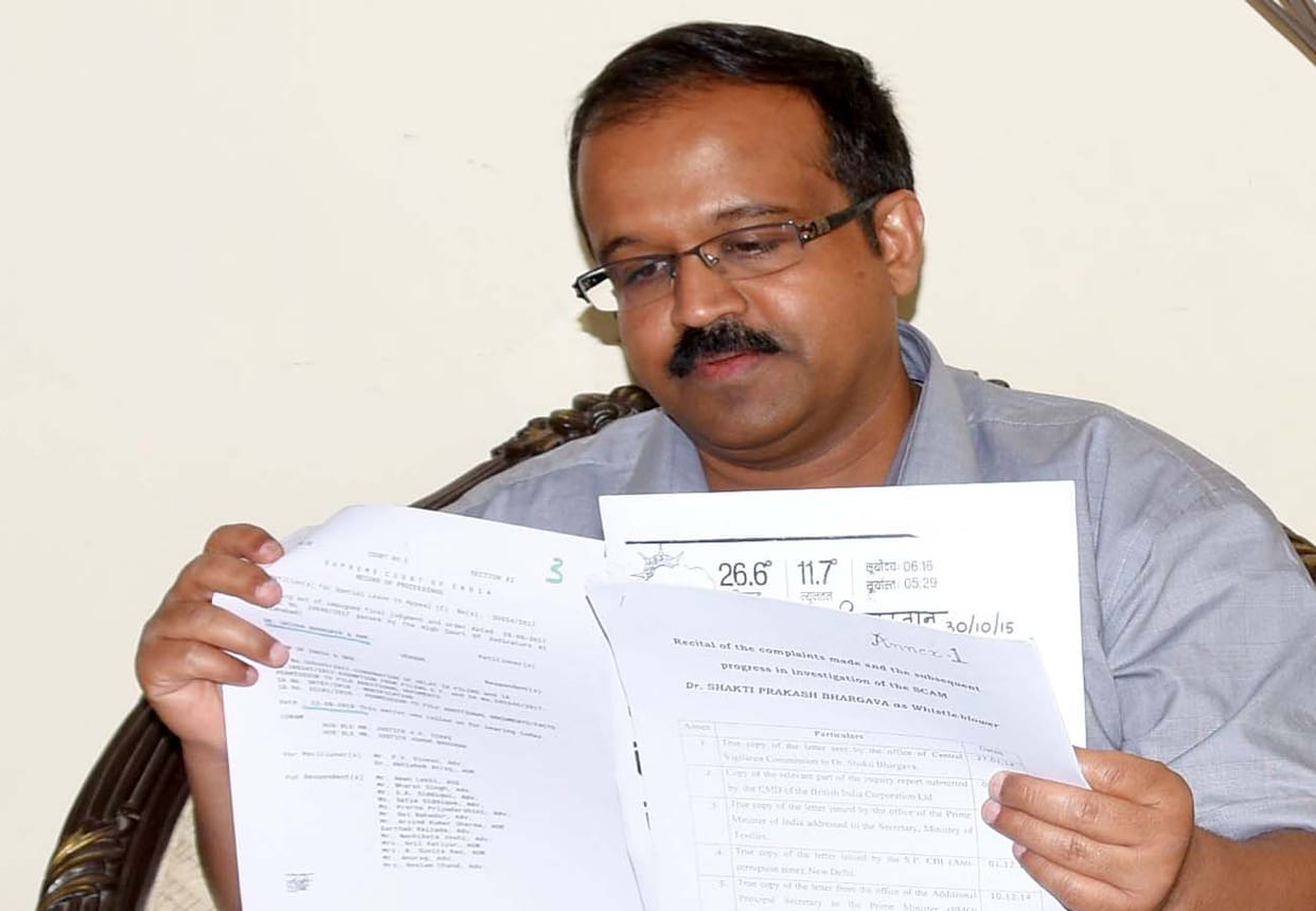 Dr Shakti Bhargava threw Shoe on GVL Narasimha during BJP press conference