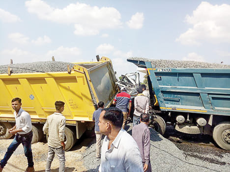 Dumpers collides in overtaking, cleaner death