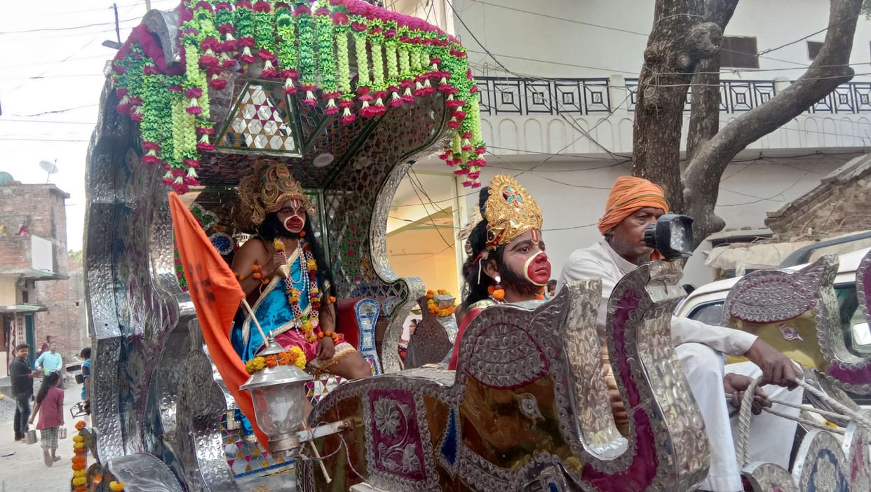 Hanuman Temple, the exit procession from the cheers