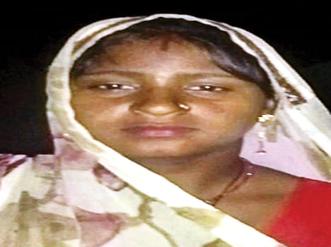 Women put ceramics in fire, death