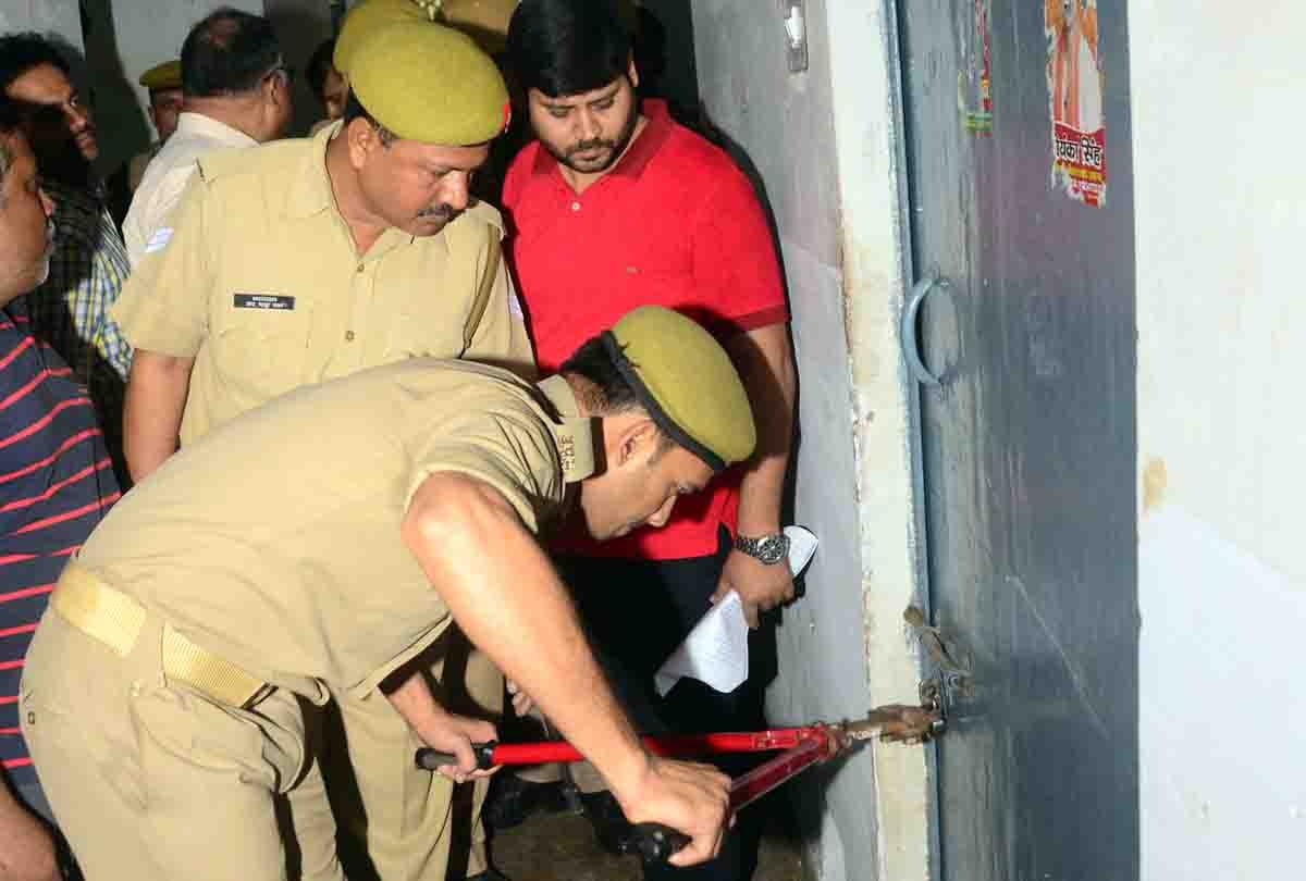 Prayagraj: Hunger in GN Jha, student broke