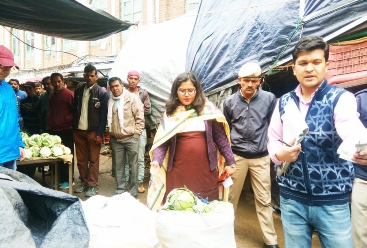 प्रतिबंधित पॉलिथीन  पकड़ा, एसडीएम ने नौ दुकानदारों पर की कार्रवाई