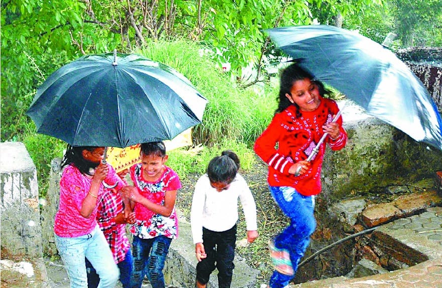 Snowfall on the hills of Munasariya, rain in the city